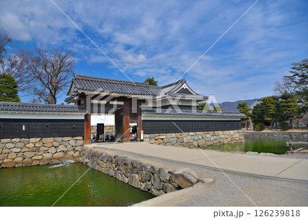中部地方・松本城・お城の観覧エリア入口の橋と観覧券売場の門、背後にある黒門・長野県松本市(8) 中部地方・松本城・お城の観覧エリア入口の橋と観覧券売場の門、背後にある黒門・長野県松本市(8) 126239818
