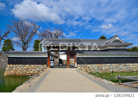 中部地方・松本城・お城の観覧エリア入口の橋と観覧券売場の門、背後にある黒門・長野県松本市(11) 126239821