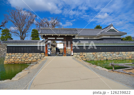 中部地方・松本城・お城の観覧エリア入口の橋と観覧券売場の門、背後にある黒門・長野県松本市(12) 126239822