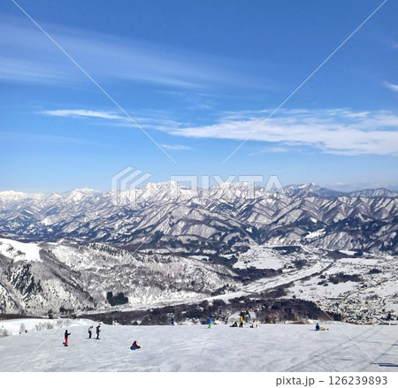 快晴の信州の山々をスキー場のゲレンデから見る 126239893