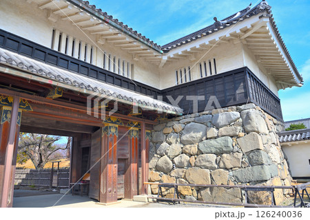 中部地方・松本城・お城の観覧エリア入口すぐにある黒門・長野県松本市(2) 126240036