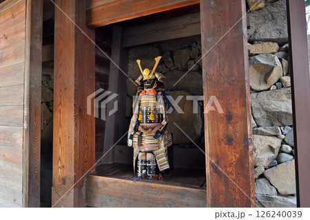 中部地方・松本城・お城の観覧エリア入口、黒門に置かれた鎧兜・長野県松本市(2) 126240039