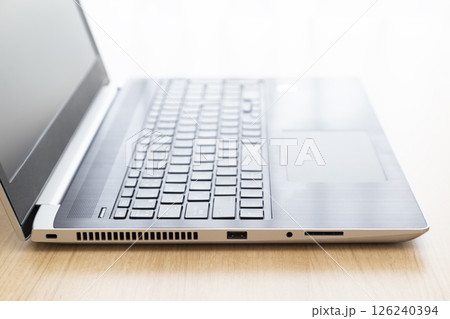 デスクに置かれたノートパソコン 126240394