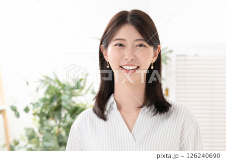 笑顔の若い女性 126240690