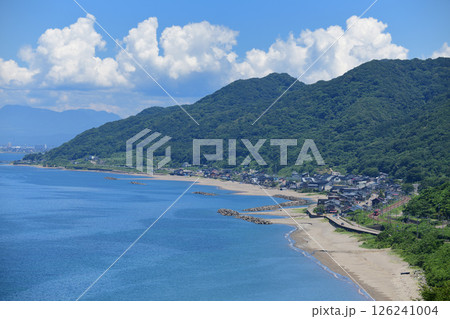 夏雲と海岸線を走るえちごトキめき鉄道観光列車雪月花 126241004