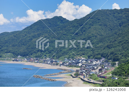 夏雲と海岸線を走る貨物列車 126241008