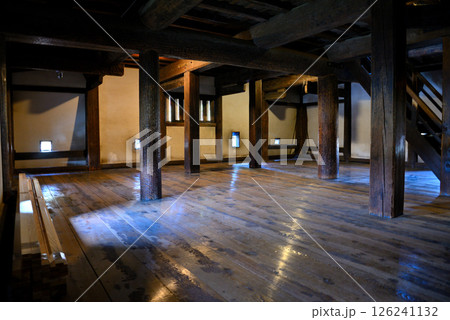 中部地方・松本城・お城に入って最初の見所、乾小天守の内部の眺め・長野県松本市(2) 126241132