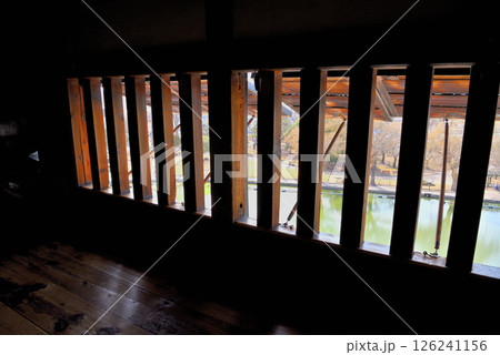 中部地方・松本城・戦国時代の日本最古のお城の中を観光するイメージ、重厚な格子窓・長野県松本市(1) 126241156