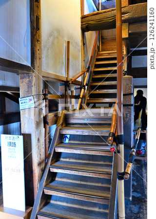 中部地方・松本城・戦国時代の日本最古のお城の中を観光するイメージ、急な階段・長野県松本市(4) 126241160