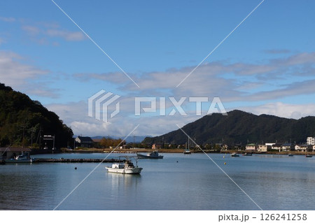 ゆっくりと時間が過ぎていく海辺の一時 126241258