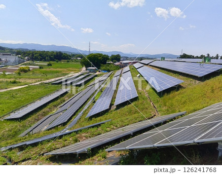 ソーラーパネルが設置された太陽光発電所 ソーラーパネルが設置された太陽光発電所 126241768