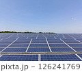 晴れた日の青空と太陽光発電パネル 126241769