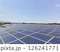 青空に映える太陽光発電所 126241771