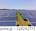 太陽光発電所と青空と白い雲 126241772