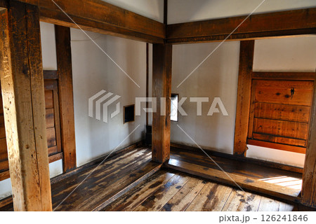 中部地方・松本城・戦国時代の日本最古のお城の中を観光するイメージ、天守閣・長野県松本市(2) 126241846