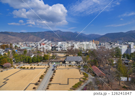 中部地方・松本城・天守閣の窓から眺める本丸御殿跡、松本市内と南アルプス・長野県松本市(1) 126241847