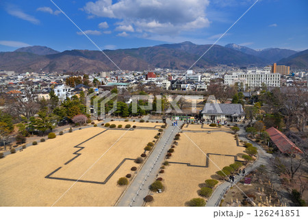 中部地方・松本城・天守閣の窓から眺める本丸御殿跡、松本市内と南アルプス・長野県松本市(5) 中部地方・松本城・天守閣の窓から眺める本丸御殿跡、松本市内と南アルプス・長野県松本市(5) 126241851