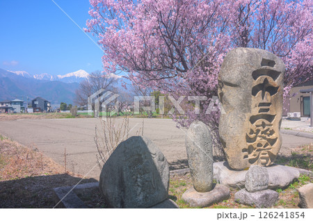 常念岳と二十三夜塔【安曇野】 126241854