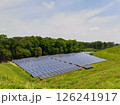 緑に囲まれた太陽光発電所 126241917