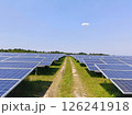 晴れた日の太陽光発電所 126241918