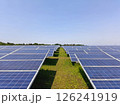 太陽光発電パネルと青空 126241919