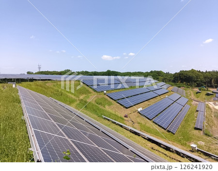 太陽光発電所を見下ろす 太陽光発電所を見下ろす 126241920