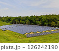 緑の中にある太陽光発電所 126242190