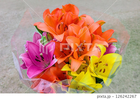 ユリの花束 ユリの花束 126242267
