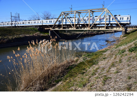 中川のレトロなトラス橋を渡る東武アーバンパークライン8000型電車 126242294