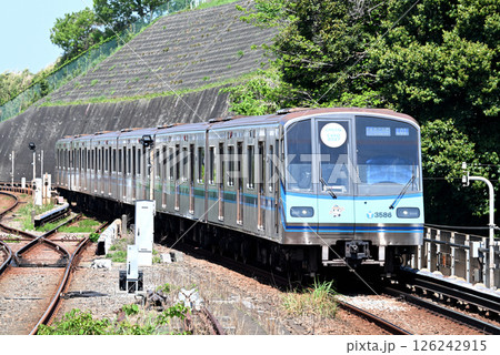 横浜市営地下鉄ブルーラインを走る電車 126242915