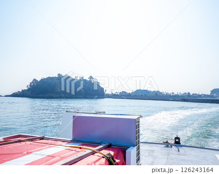 篠島港を出港する高速船（愛知県篠島） 126243164