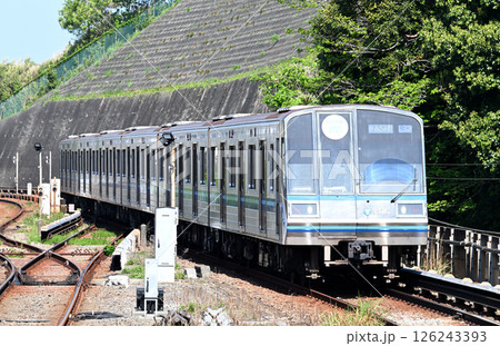 横浜市営地下鉄ブルーラインを走る電車 126243393