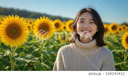 ひまわり畑で笑顔で楽しむ女性 126243412