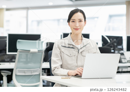 オフィスで仕事する女性エンジニア 126243482