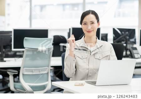 オフィスで仕事する女性エンジニア 126243483