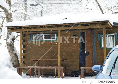 広島県庄原市高野町　冬の大鬼谷オートキャンプ場　ログバンガロー　 126243965