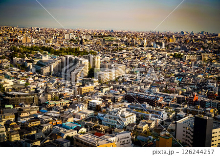 都市の住宅街の全景 126244257