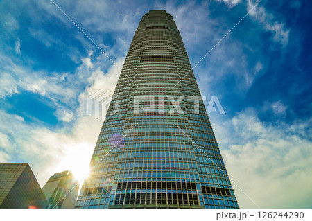 夕日を浴びる超高層ビル 夕日を浴びる超高層ビル 126244290