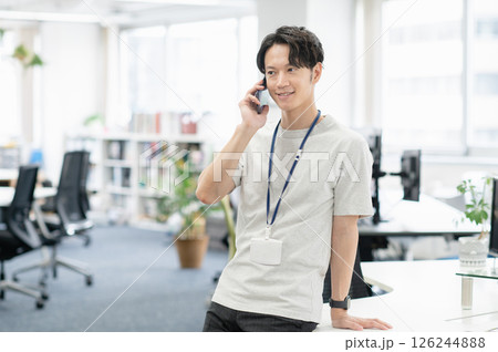 オフィスで働く若いエンジニア オフィスで働く若いエンジニア 126244888