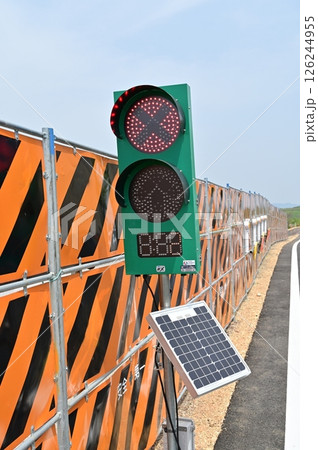 工事用の信号機と太陽光パネル 126244955