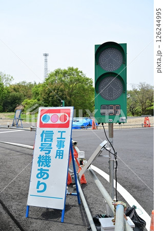 工事用の信号機と太陽光パネル 工事用の信号機と太陽光パネル 126244995