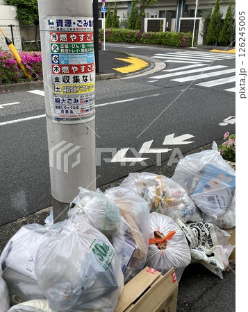 東京都内のゴミ出し風景 126245005