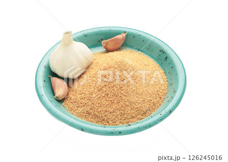 Garlic powder on plate isolated on white background, top view 126245016
