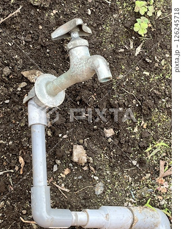 放置された水道と配管 放置された水道と配管 126245718