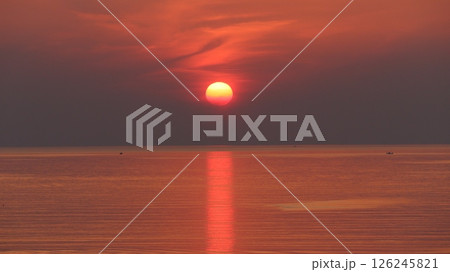 水平線に沈む夕陽 126245821