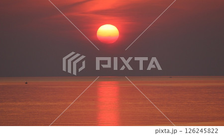 水平線に沈む夕陽 126245822