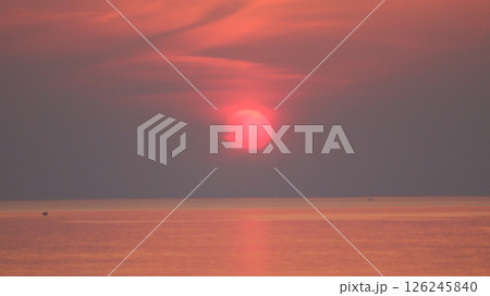水平線に沈む夕陽 水平線に沈む夕陽 126245840