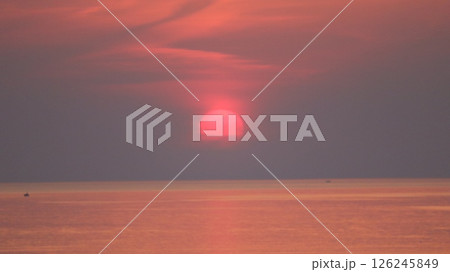 水平線に沈む夕陽 水平線に沈む夕陽 126245849