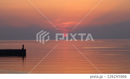水平線に沈む夕陽 126245866