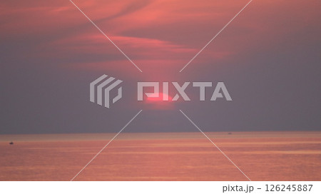 水平線に沈む夕陽 水平線に沈む夕陽 126245887